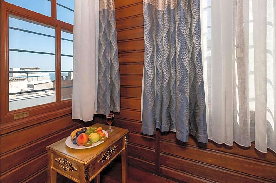 Valeria Antique 1892