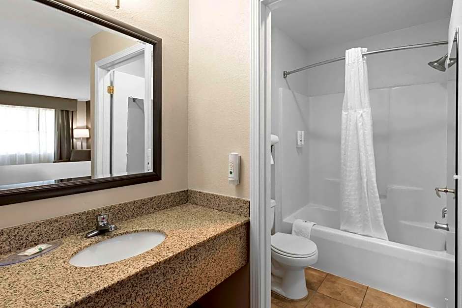 Quality Inn Fayetteville Near Historic Downtown Square