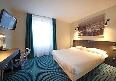 Classic Double Room - Street Side