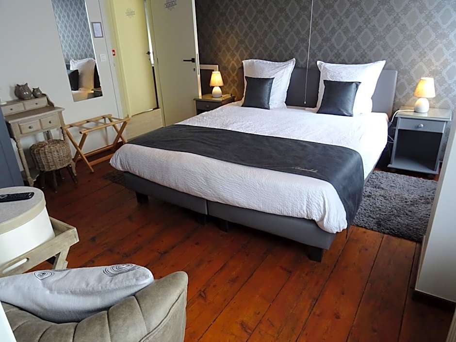 Photo 1 of 5 of Triple Room