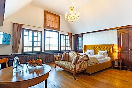 Suite with Lake View