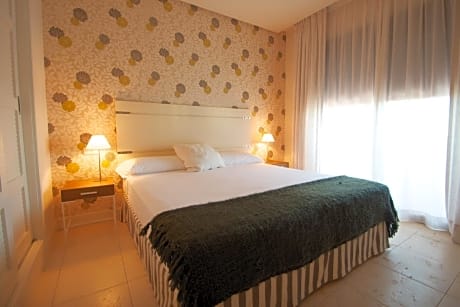 Luxury Three-Bedroom Apartment with Spa Bath
