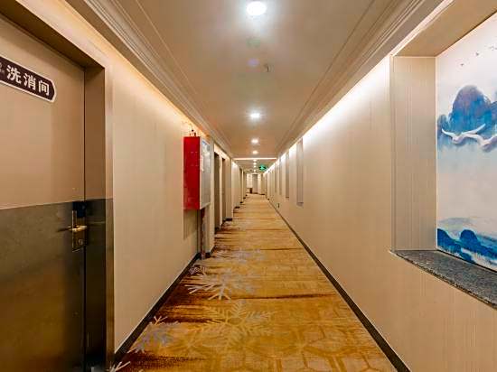 Discovery Hotel (Guangzhou Railway Station Sanyuanli Subway Station)