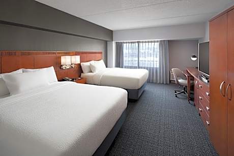 Queen Room with Two Queen Beds and Adapted Tub - Mobility Accessible