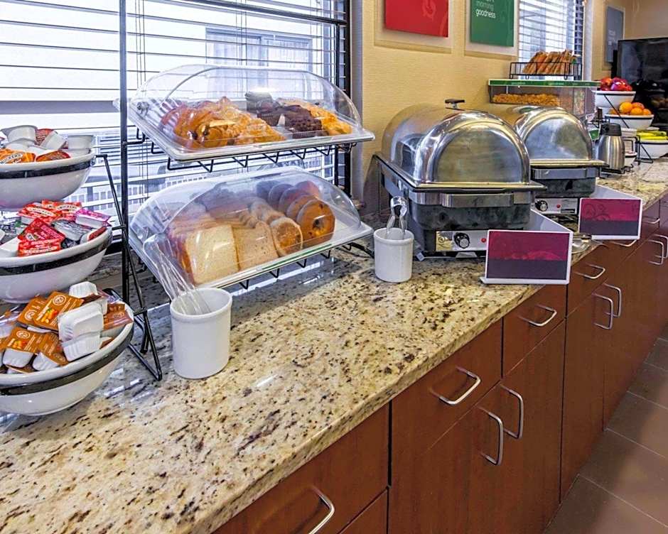 Comfort Inn & Suites Erie - Splash Lagoon Indoor Waterpark