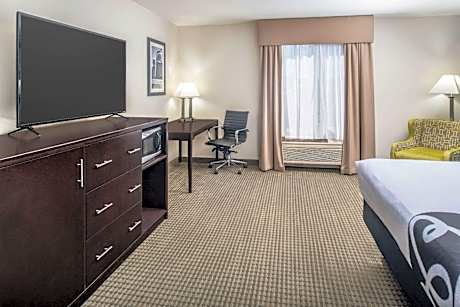 King Room with Roll-In Shower - Mobility Access/Non-Smoking