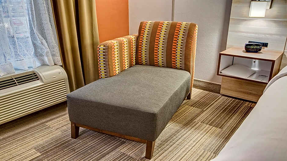 Holiday Inn Express Hotel & Suites London By IHG