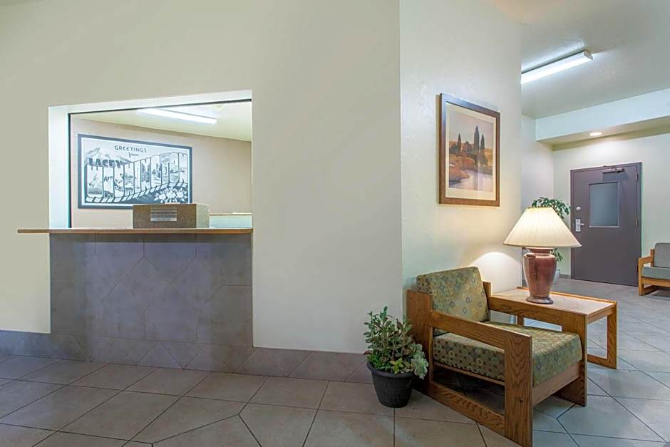 Super 8 by Wyndham Lacey Olympia Area