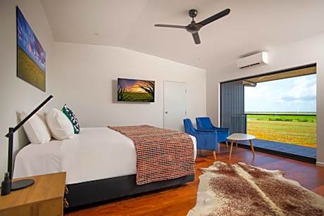 Deluxe Double Room (2 Adults + 1 Child)