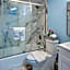 TAMPA BAY, BEACH step away, WIFI, FREE PARKING,POOLS, JACUZZI