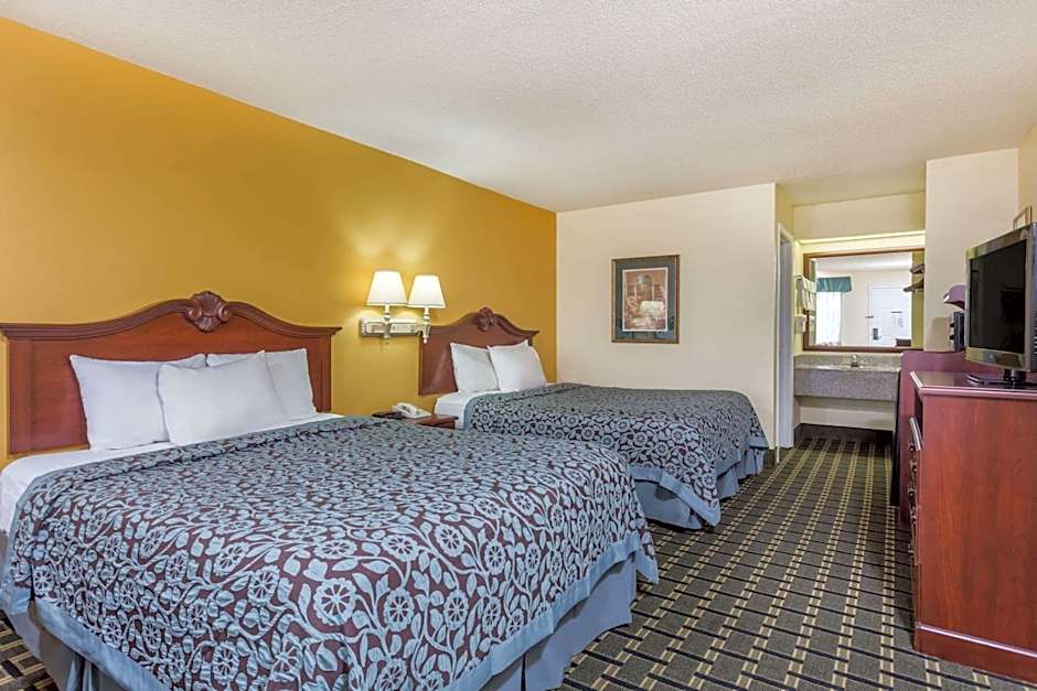 Days Inn & Suites by Wyndham Warner Robins Near Robins AFB