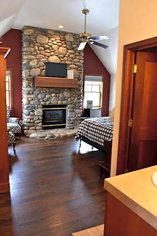 King-Ensuite-Deluxe-Mountain View-Rome Beauty