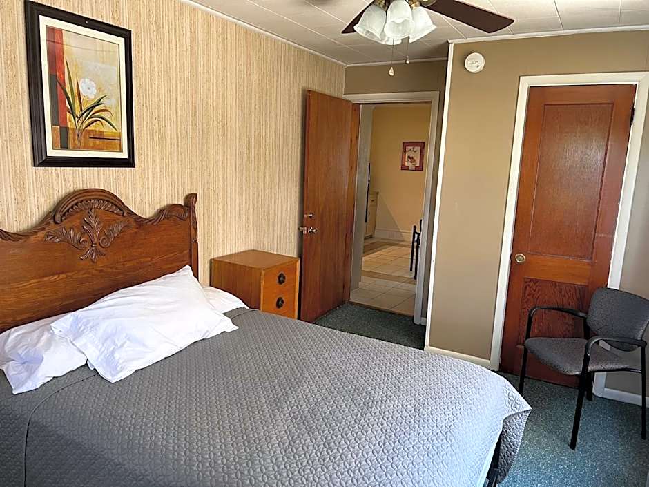 Simmons Motel and Suites