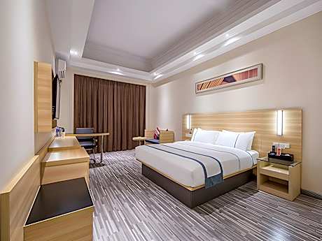 Stand Queen Room