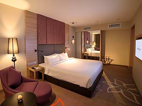 Executive Queen Suite with Sofa
