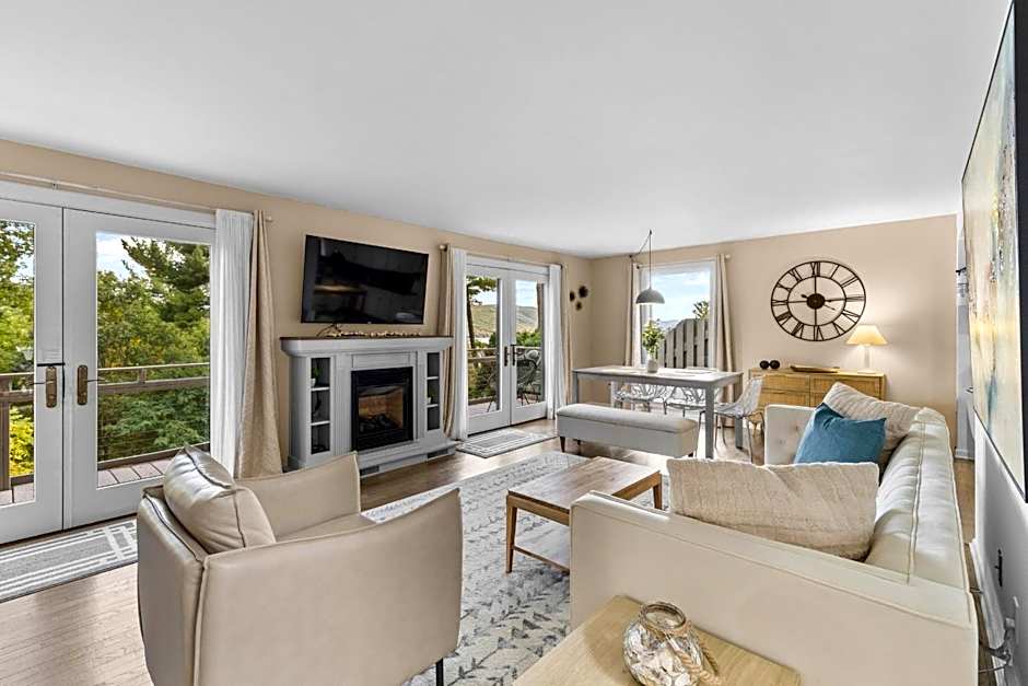 Canandaigua Lake Retreat with view and private beach access, foliage, hike, and Ski