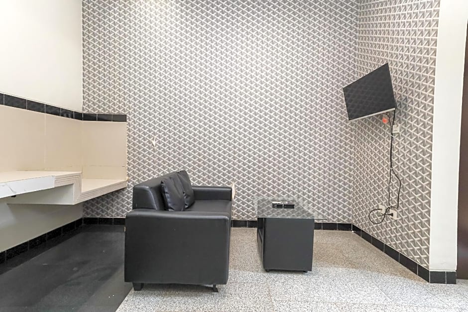 RedDoorz Syariah near Green Park Jatiwarna