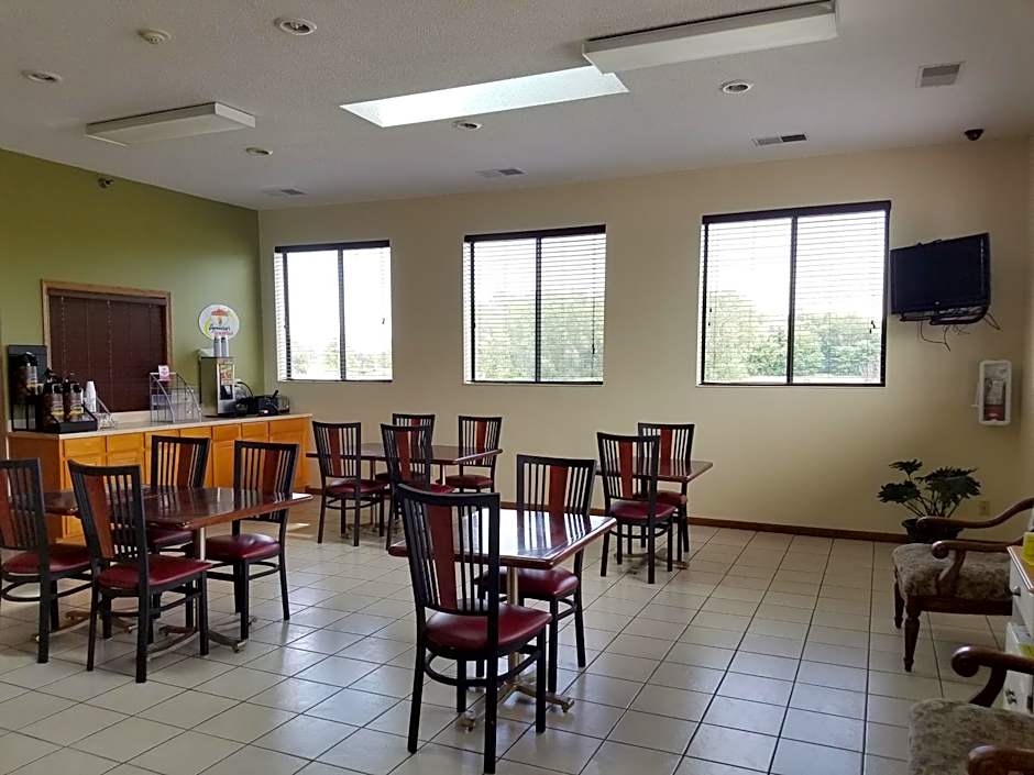 Super 8 by Wyndham DeKalb IL