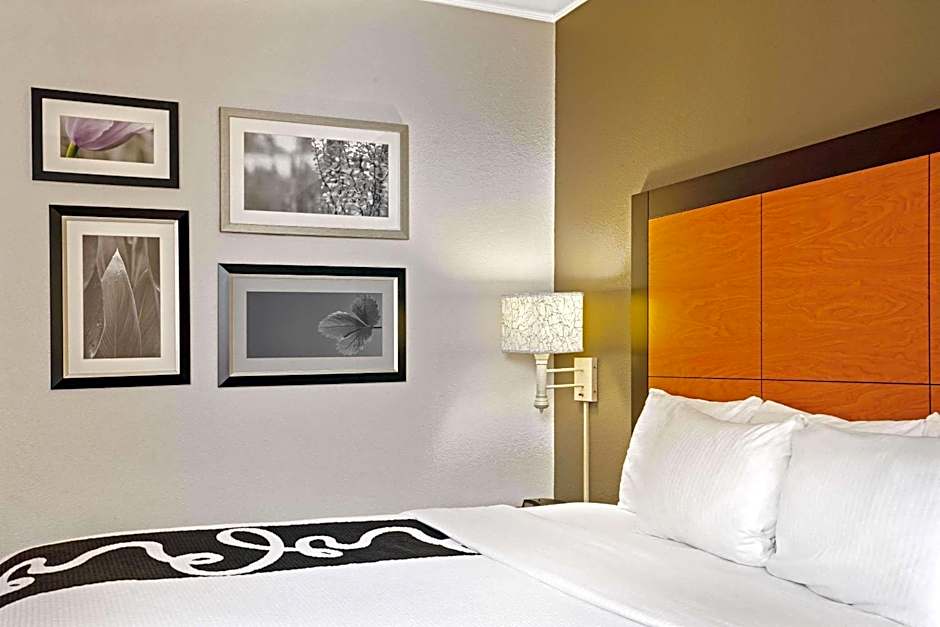 La Quinta Inn & Suites by Wyndham Houston West Park 10