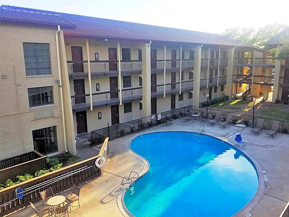 Red Roof Inn & Suites Houston - Hobby Airport