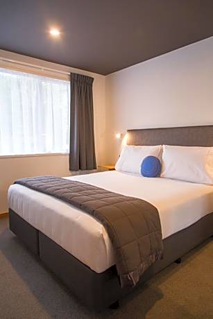 One-Bedroom Apartment with King Bed (2 Adults)