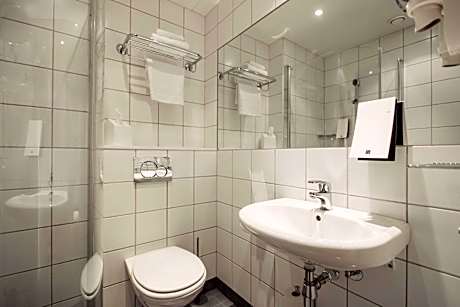 1 Single Bed Non-Smoking Economy Room Work Desk Walk In Shower Hairdryer Full Breakfast