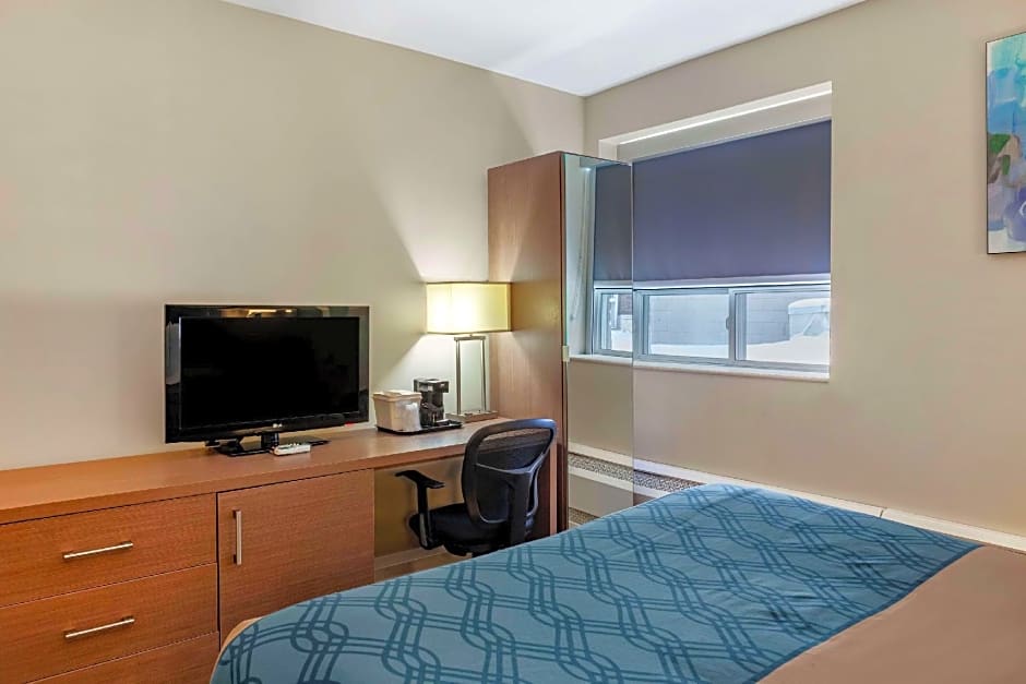 Econo Lodge Inn & Suites Downtown