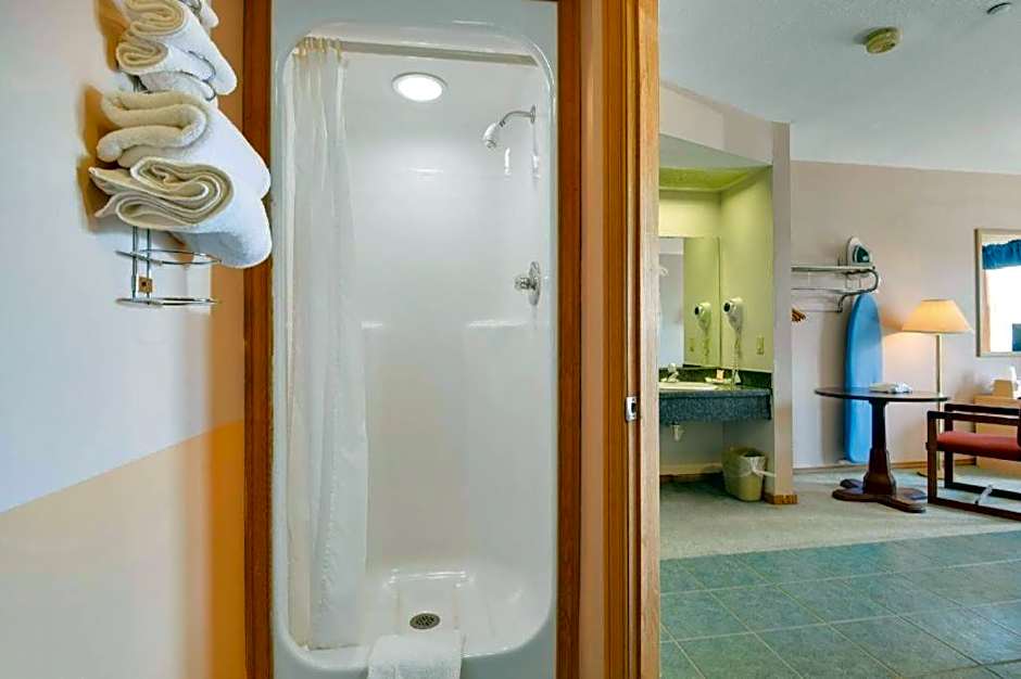 Casa Loma Inn & Suites by OYO Davenport IA near I-80