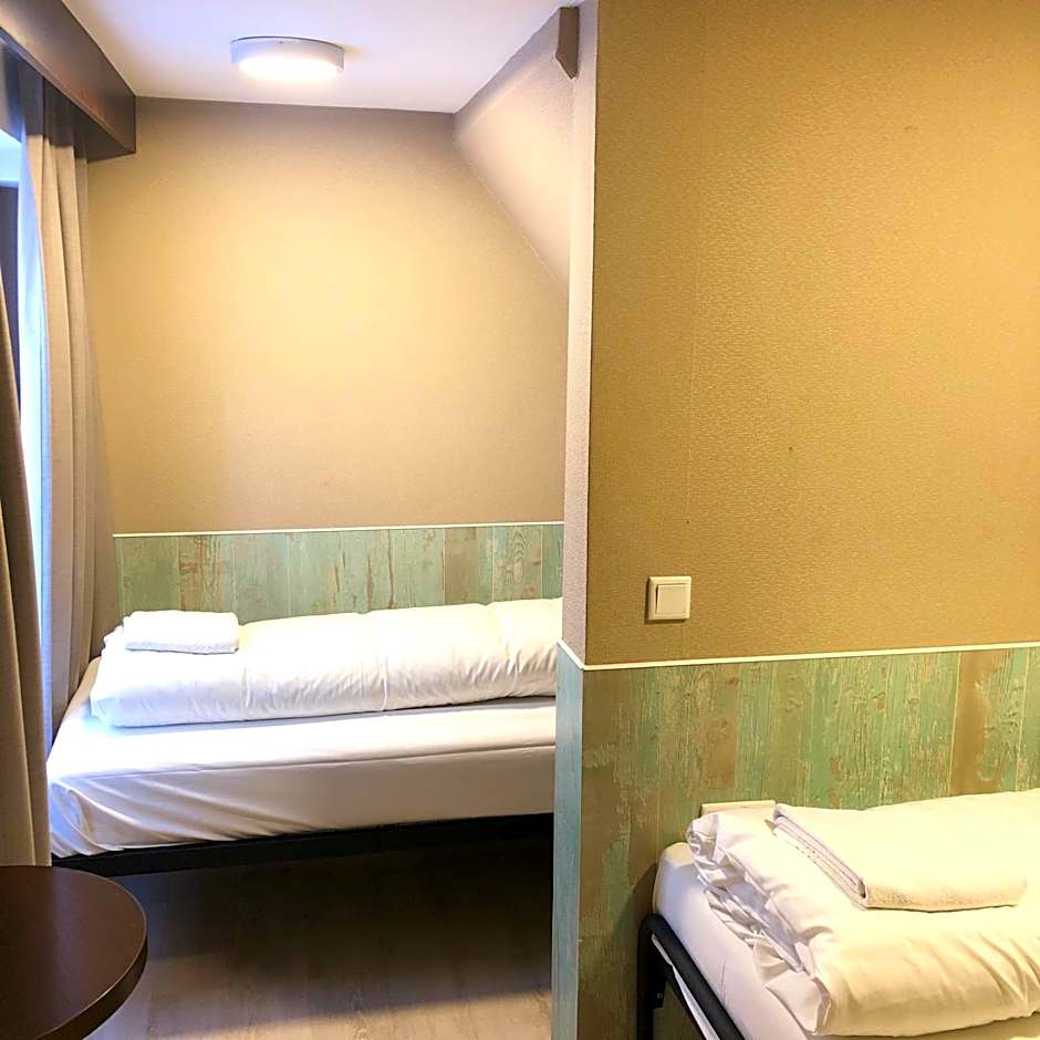 Budget Hotel Damrak Inn