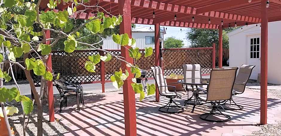 Home Style Apartments - 1 & 3 BR Suites with Full Kitchen