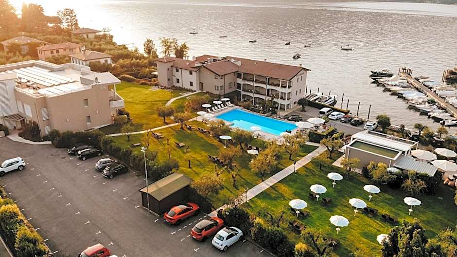 Bella Hotel & Restaurant with private dock for mooring boats