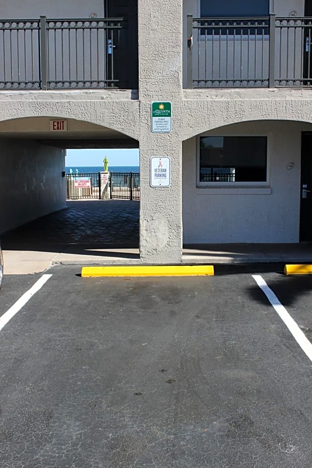 La Quinta Inn & Suites by Wyndham Oceanfront Daytona Beach