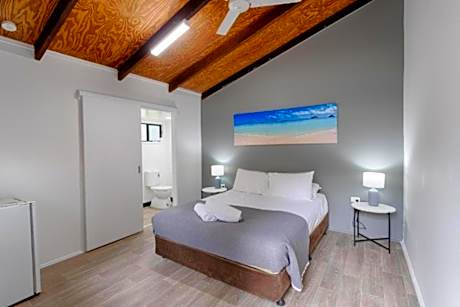 Queen Room with Private Bathroom