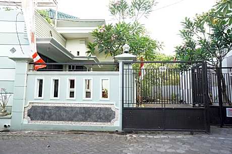 OYO Life 93045 Kost Putra Bu Ketut