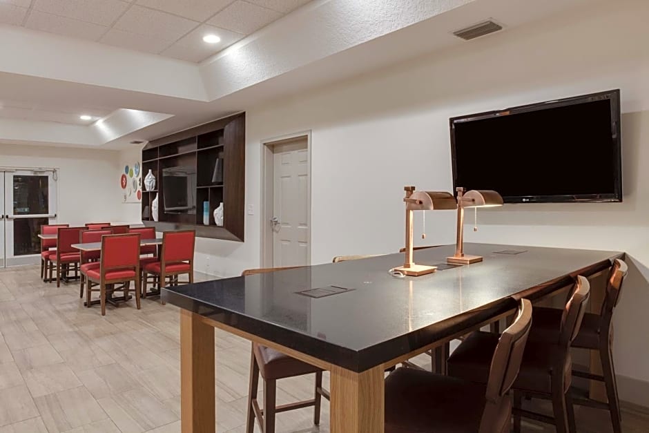 Holiday Inn Express & Suites Orlando International Airport, an IHG Hotel
