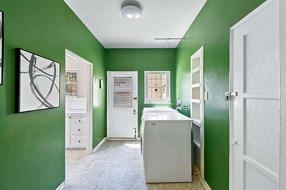 Cozy Retreat near Beverly Hills Parking, Laundry, Parking