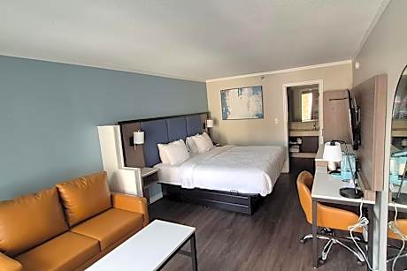 1 King Bed, Suite, Nonsmoking, Upgrade