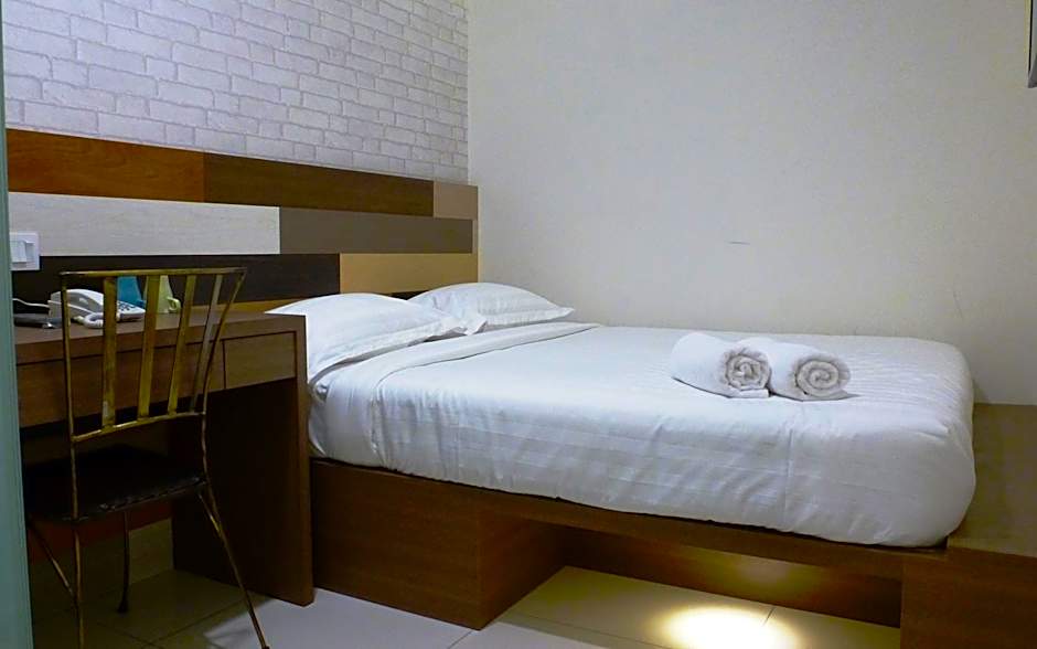 Photo 1 of 5 of Superior 1 Queen Bed