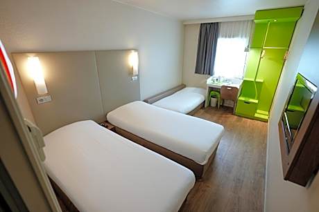 Standard Room with Three Single Beds