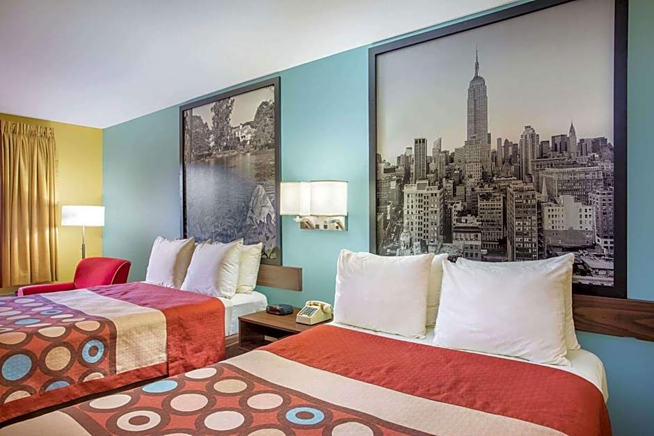 Super 8 by Wyndham Forest Park