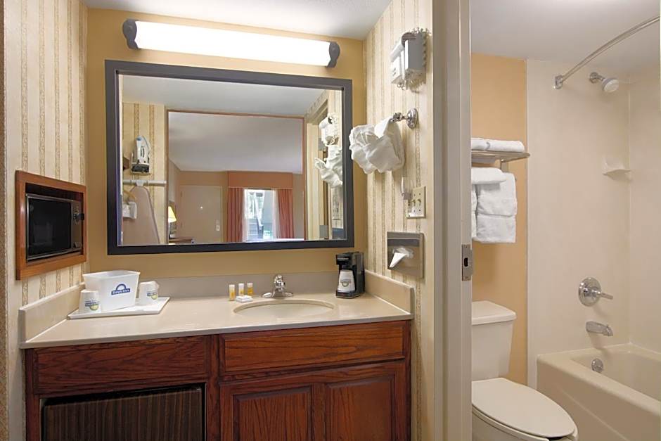 Days Inn by Wyndham Longview South