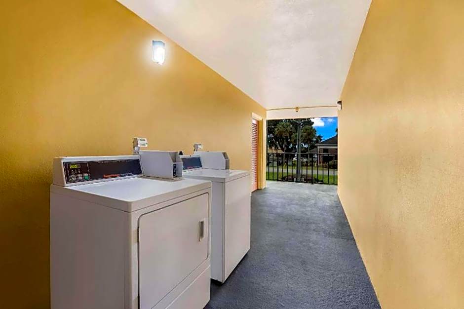 Econo Lodge Live Oak