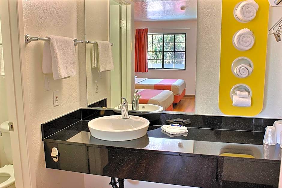 Motel 6-Coalinga, CA - East