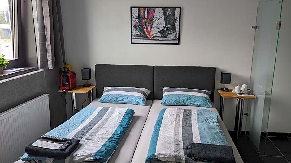 BUSINESS-MOTEL free WiFi & massage, air-con, XXL-Parking, Wallbox, Smart TV, Video-Security