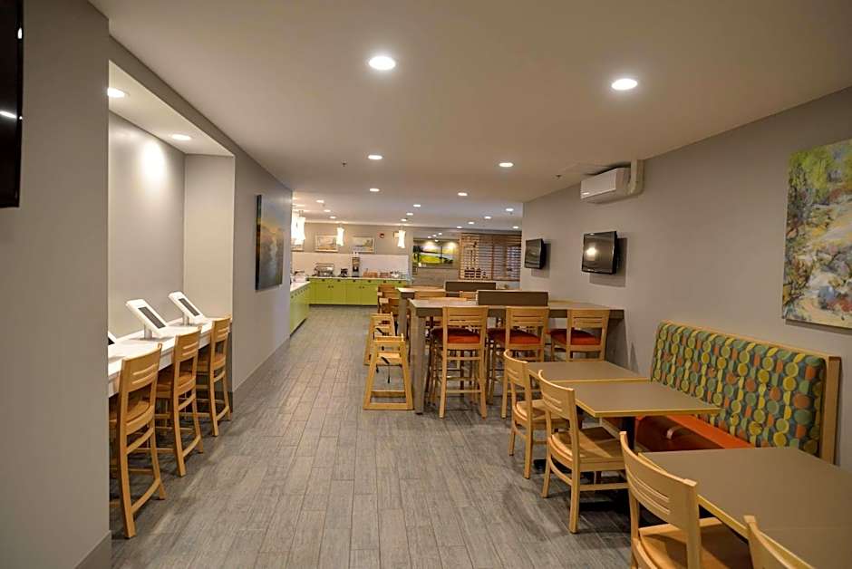 Country Inn & Suites by Radisson, Duluth North near Airport