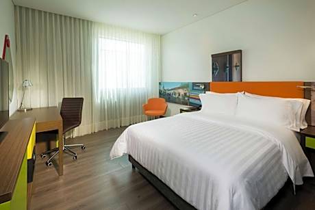 Queen Room with Roll-In Shower - Mobility Access/Non-Smoking