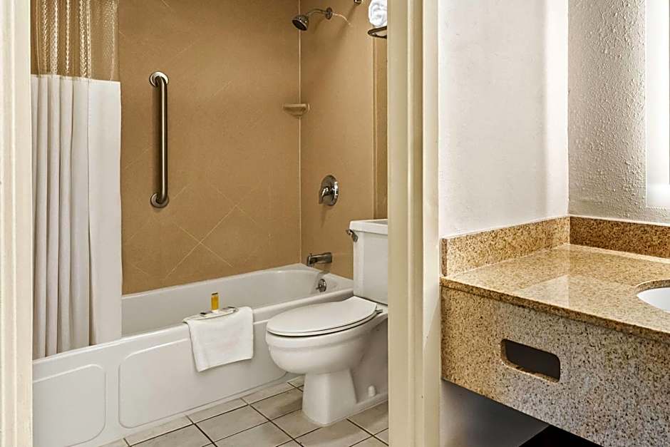 Howard Johnson by Wyndham Albany