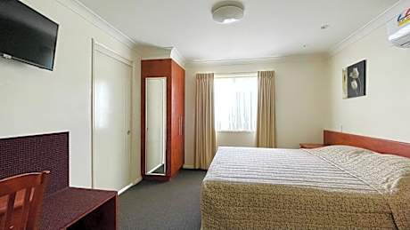 One-Bedroom Queen Suite - Disability Access