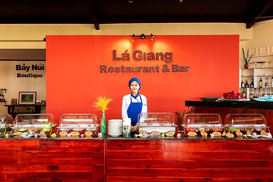 Victoria Nui Sam Lodge