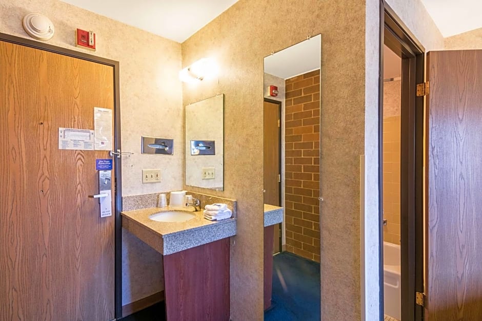 Motel 6-Eau Claire, WI